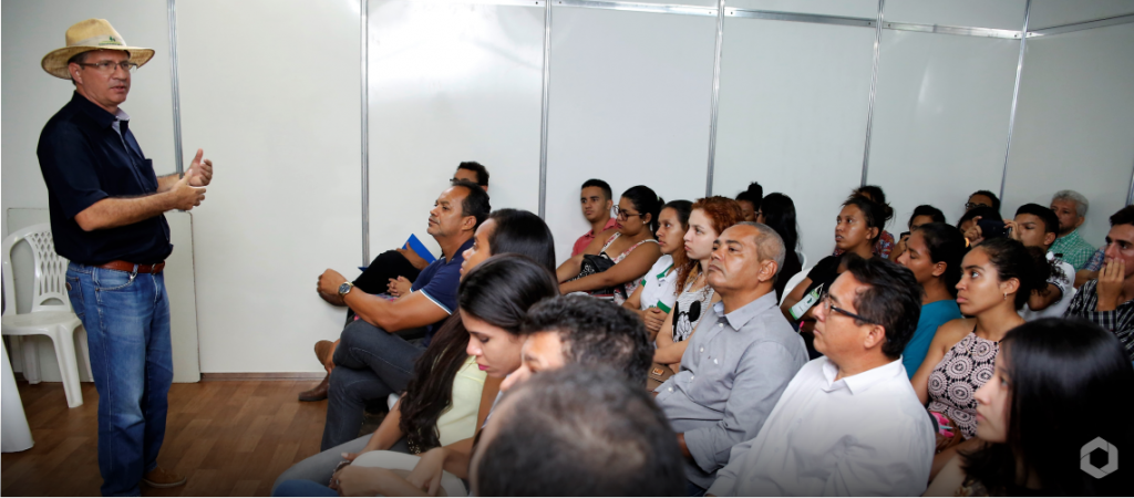 Prefeito Paulo Tocantins abre programação de painéis no estande da Prefeitura