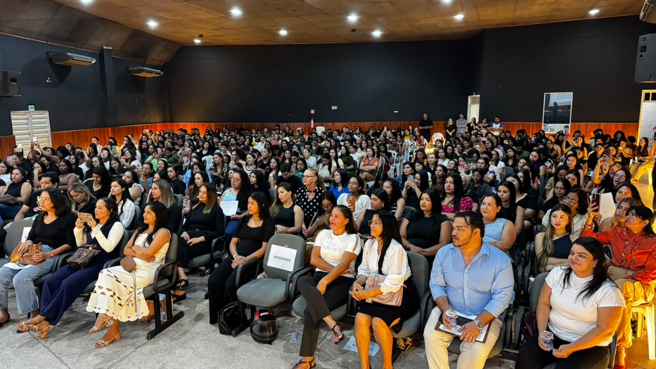 Profissionais de apoio exibem certificados após concluírem a formação continuada promovida pela Prefeitura de Paragominas
