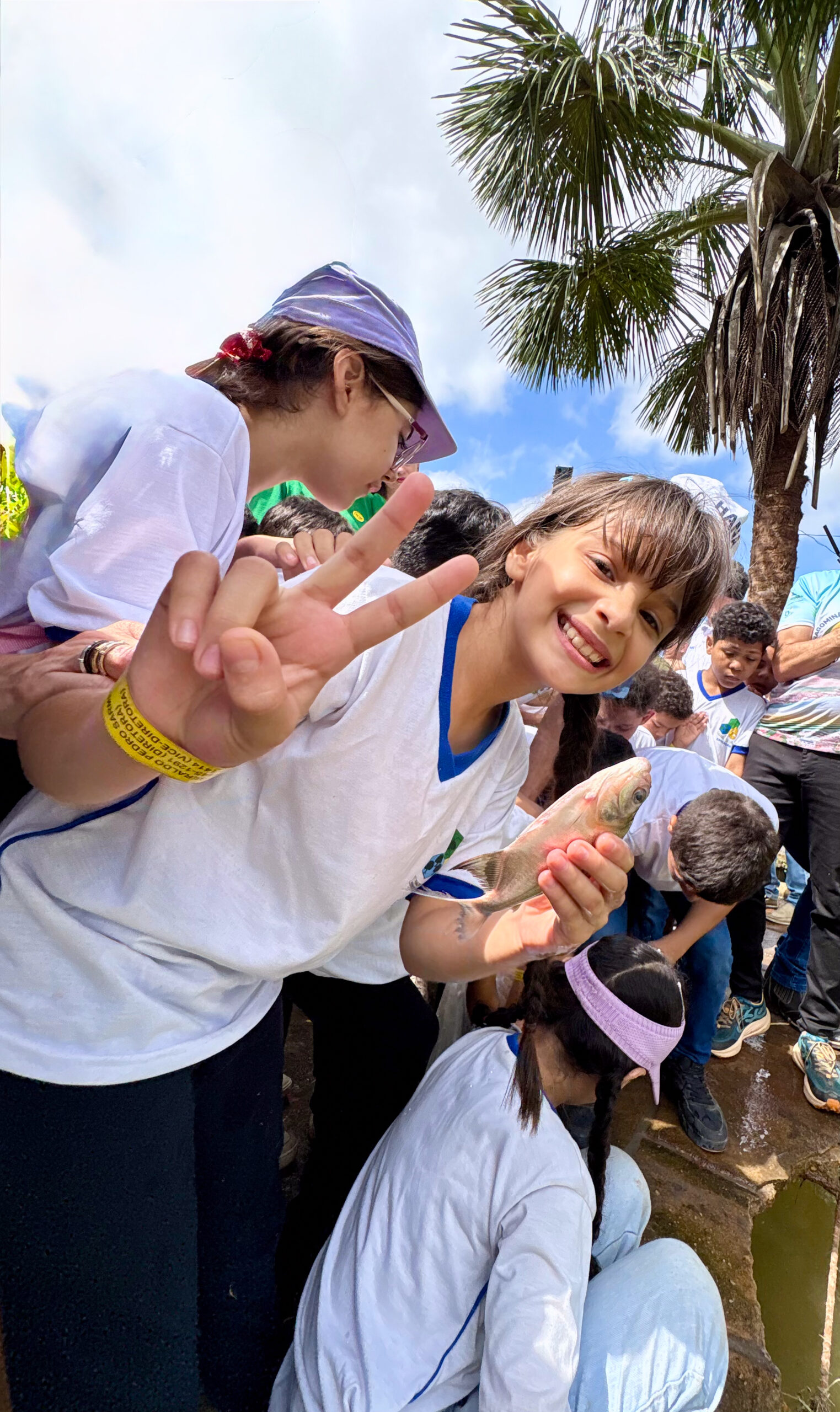 Estudantes participam de ação de educação ambiental durante repovoamento do Rio Uraim